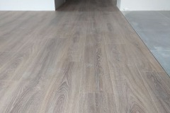 laying-laminate-flooring-in-the-apartment-5