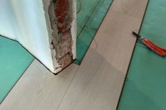 laying-laminate-flooring-on-Prodolny-2-8
