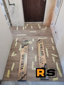 Монтаж кварцвінілового покриття у Сумах. Процес у коридорі