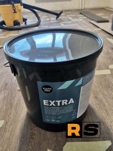 Монтаж кварцвінілового покриття Vinilam у Сумах. На клей Kiilto Pro Extra